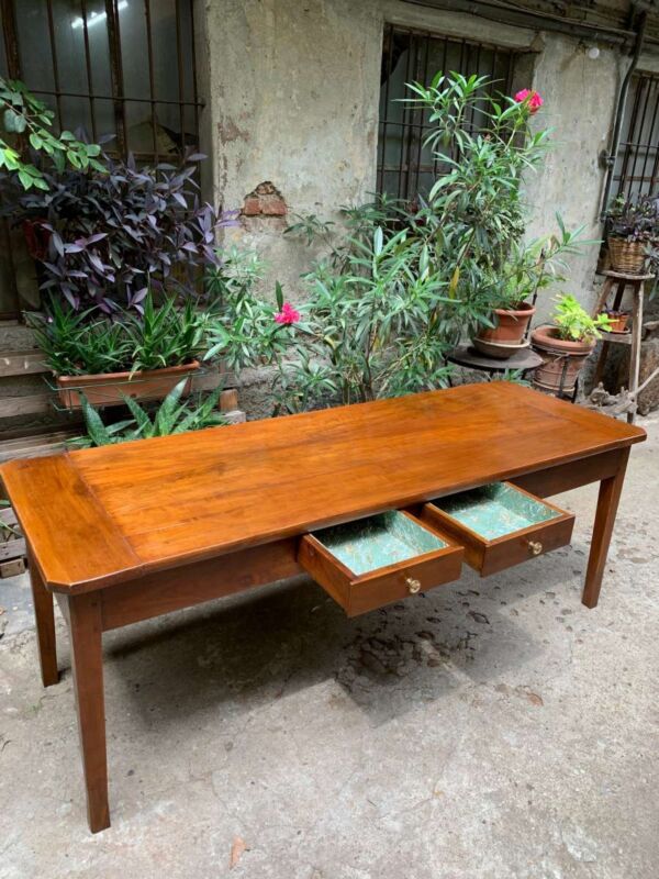 Restauro tavolo in legno antico a Milano: intervento di lucidatura artigianale Coda di Rondine.