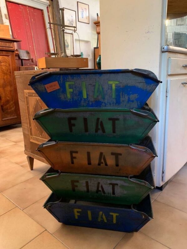 Restauro cassettiera vintage FIAT in legno a Milano: recupero conservativo di arredi industriali storici.