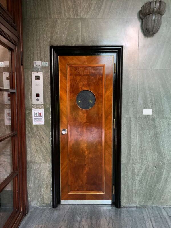 Restauro portone monumentale in legno massiccio a Milano: ripristino conservativo e trattamento protettivo Coda di Rondine.