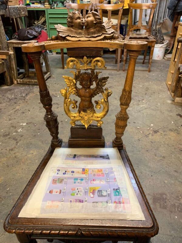 Restauro sedia d'epoca in legno a Milano: consolidamento strutturale e lucidatura artigianale Coda di Rondine.