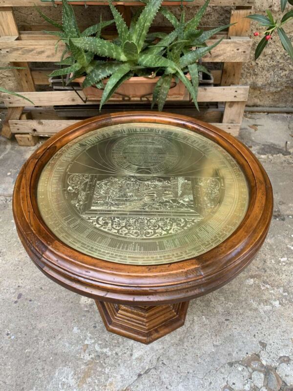 Lucidatura a specchio tavolino in legno Milano: restauro artigianale con finitura a gommalacca Coda di Rondine.