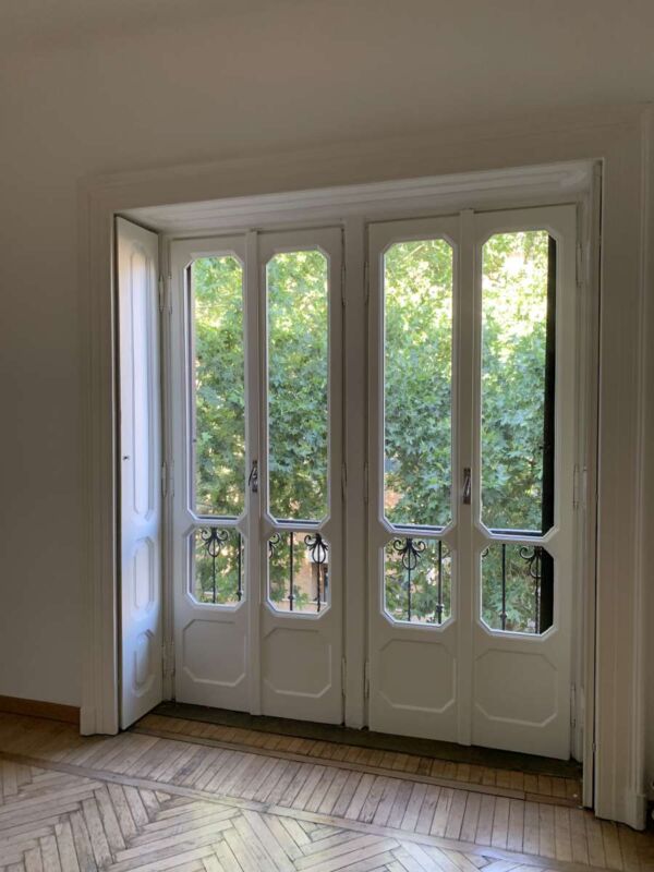 Restauro porta finestra d'epoca in legno a Milano: recupero serramenti storici e verniciatura protettiva Coda di Rondine.