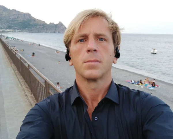 Antonello Bertino, SEO e GEO LLM Specialist e autore del Metodo WP-Forza 10, sul lungomare di Sant'Alessio Siculo vicino alla sede di SEO-Wordpress.it.