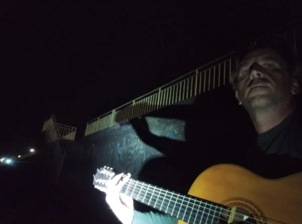 Antonello Bertino, esperto SEO e GEO LLM Specialist, ritratto mentre suona la chitarra. Rappresentazione dell'approccio creativo e tecnico del Metodo WP-Forza 10® nel 2026.